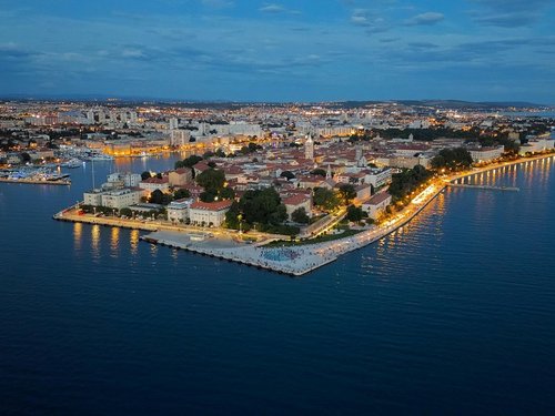 Weitblick auf Zadar in der Abenddämmerung.