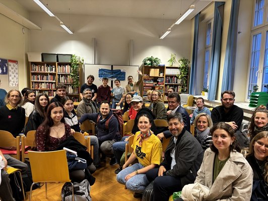 Gruppenbild in Bibliothek