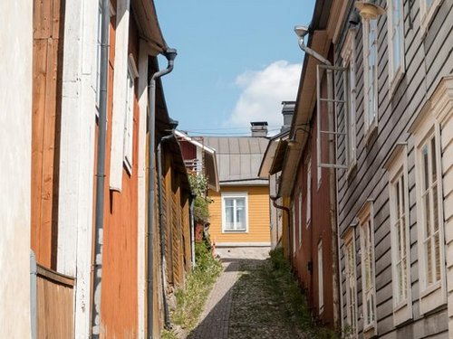 Eine schmale Gasse in