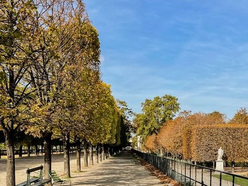 Ein Park in Paris im Herbst.