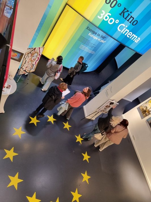 Teilnehmende bei der Erlebnis Europa Ausstellung