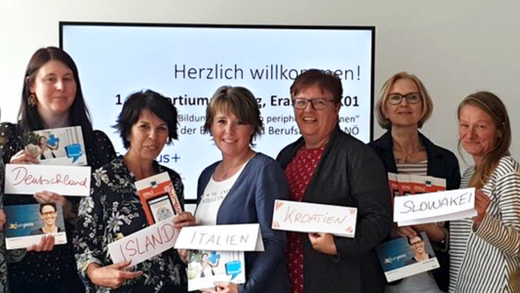 Eine Gruppe von 8 Frauen steht vor einem Whiteboard