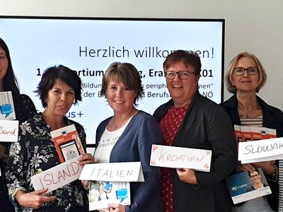 Eine Gruppe von 8 Frauen steht vor einem Whiteboard