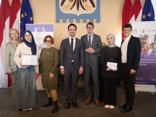 Gruppe an Menschen lacht in die Kamera