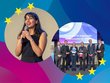Junge Frau mit Mikro in der Hand und Gruppenfoto mit Preisträger:innen