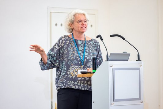 Karin Luomi Messerer am Redepult während ihres Redebeitrages. 