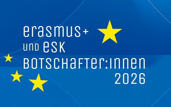 Weißer Schriftzug Erasmus+ und ESK Botschafter:innen 2026 auf blauem Hintergrund mit gelben Sternen