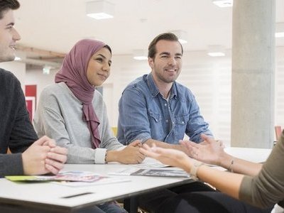 4 Student*innen der Wirtschaftsuniversität Wien (WU) unterhalten sich