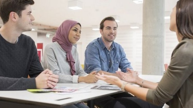 4 Student*innen der Wirtschaftsuniversität Wien (WU) unterhalten sich