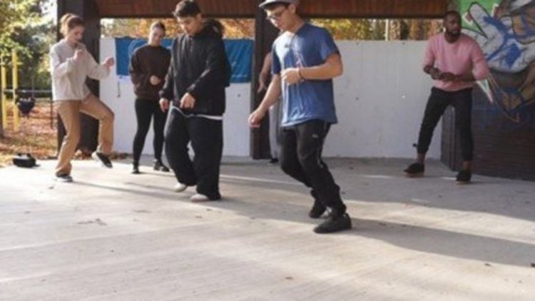 Jugendliche bei einem Breakdance Projekt 