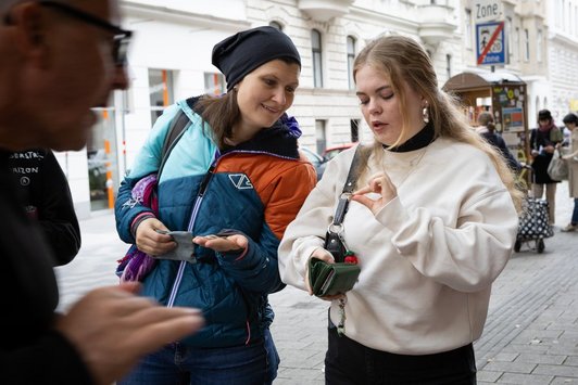 Zwei jung Frauen reden miteinander 