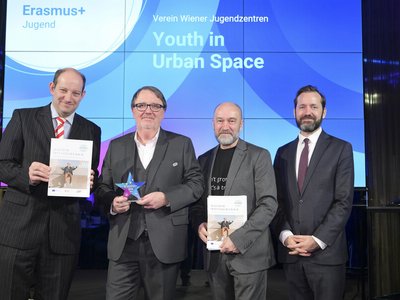 Gruppenfoto vier Männer auf einer Bühne