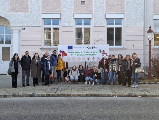 Gruppe an Schüler:innen