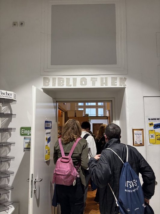 Gruppe geht in Bibliothek