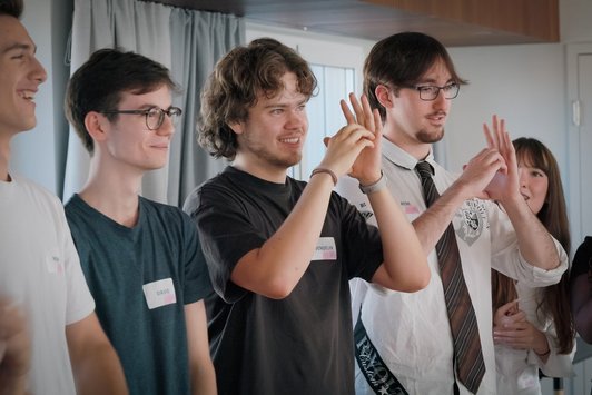 Junge Menschen tanzen