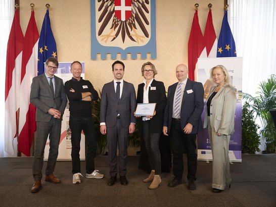 Gruppe an Menschen lacht in die Kamera