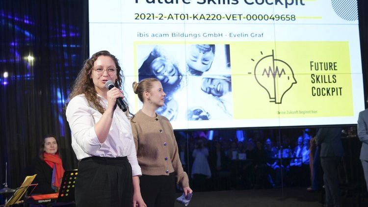 Zwei Frauen auf der Bühne