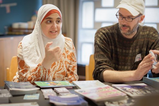 Junge Menschen interagieren miteinander 