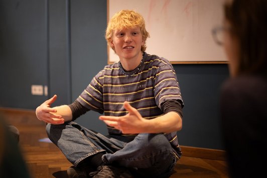 Junge Person spricht