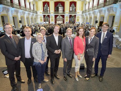 Festveranstaltung 30 Jahre Erasmus mit Elmar Pichl (BMWFW), Gerhard Moßhammer (Interkulturelles Zentrum), Christina Engel-Unterberger (Interkulturelles Zentrum), Samo Kobenter (BMLVS), Stefan Zotti (OeAD-GmbH), Johannes Hahn (Europäische Kommission), Sophie Karmasin (BMFJ), Sonja Hammerschmid (BMB) und Ernst Gesslbauer (OeAD-GmbH). 