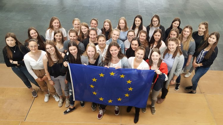 Schülerinnen und Schüler der HLW Saalfelden halten EU Flagge hoch