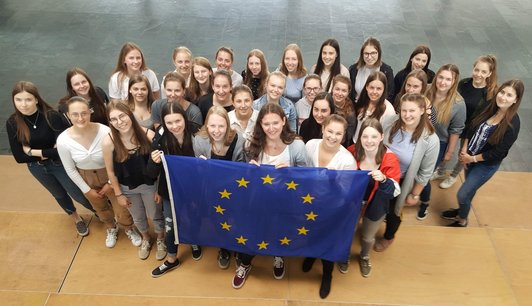 Schülerinnen und Schüler der HLW Saalfelden halten EU Flagge hoch