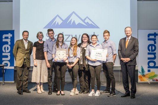 Jugendliche präsentieren ihre Urkunden bei der Junior Abschlussveranstaltung 2016 / WKO Wien