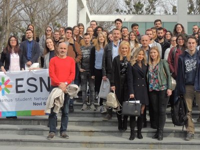 Eine größere Gruppe von internationalen Studierenden an der Universität Novi Sad posiert für ein Gruppenfoto