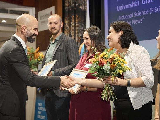 Gewinner:in bekommt Preis überreicht