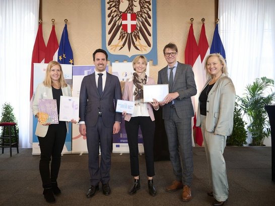 Gruppe an Menschen lacht in die Kamera