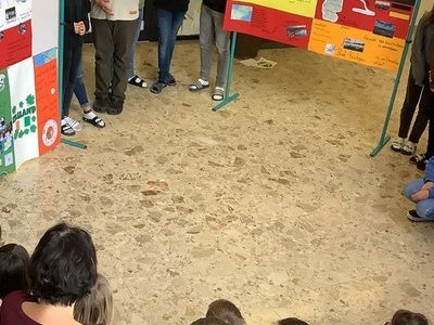 Personen sitzen im Kreis beim Projekt "INCLUDE ME"