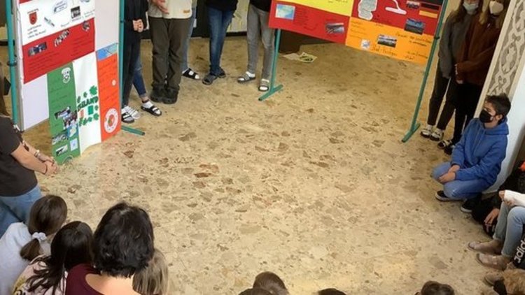 Personen sitzen im Kreis beim Projekt "INCLUDE ME"
