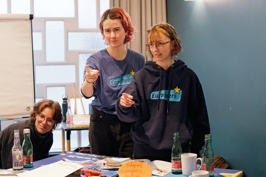 Drei junge Menschen interagieren 