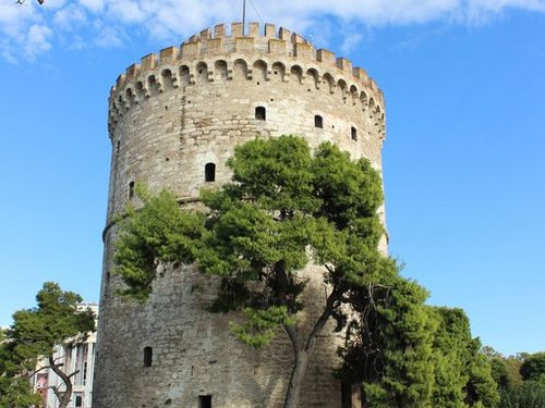 Der ikonische Weiße Turm von Thessaloniki vor klarem, blauem Himmel.