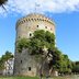 Der ikonische Weiße Turm von Thessaloniki vor klarem, blauem Himmel.