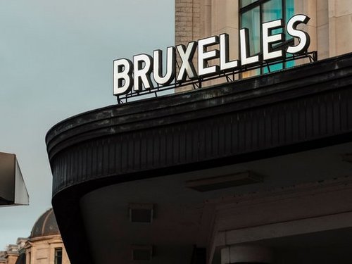Eine klassische Aufnahme, die das Bruxelles-Schild an einer historischen Gebäudefassade in Brüssel, Belgien, zeigt.