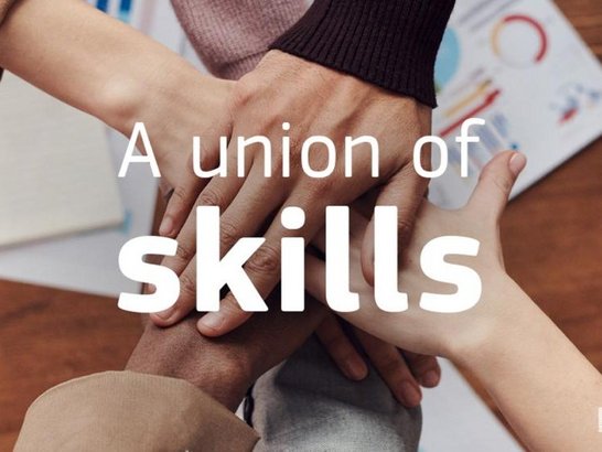 Viele aufeinanderliegende Hände und in der Mitte der Schriftzug "A union of skills"