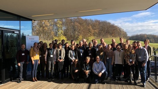 Eine Gruppe von ca. 40 Erasmus+ Koordinatorinnen und Koordinatoren posiert auf einem Balkon im Spätherbst bei Sonnenschein.