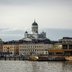 Blick auf Fassaden in Helsinki vom Wasser aus.