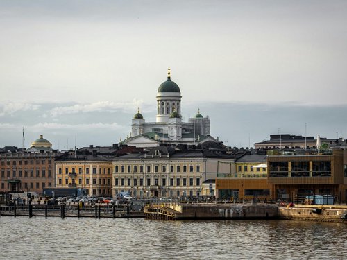 Blick auf Fassaden in Helsinki vom Wasser aus.