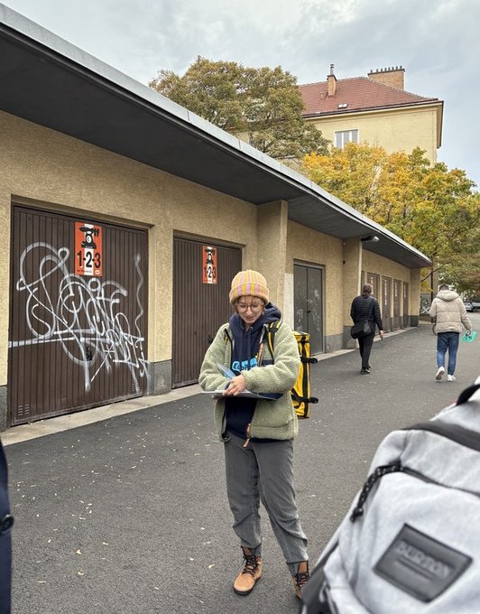 Junge Frau spricht vor Gruppe
