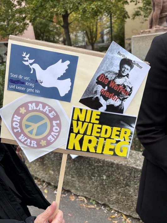 "Nie wieder Krieg" steht auf einem Schild