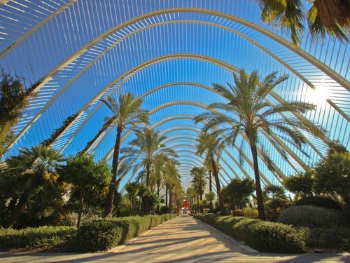 Futuristisches Gebäude mit Blick auf Himmel und Bäume. 