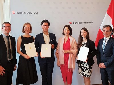 Bundesministerin Edtstadler verlieh drei Stipendien für das College of Europe an österreichische Studierende