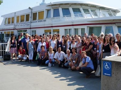 Gruppe vor Schulschiff - Teilnehmer/innen der Donauraumkonferenz 2017