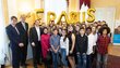 Gruppenfoto von dem österreichischen Bildungsminister und einer Schulkasse in einem Raum. Im Hintergrund sit das Wort Erasmus mit Ballonen geschrieben.