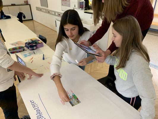 Schülerinnen und Schüler der Mittelschule 17 Linz im Unterricht