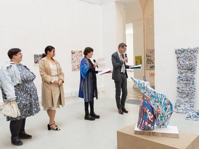 Kunstwerke erstellt aus altem Papier, im Rahmen des Projekts "PAPER ON TOUR"