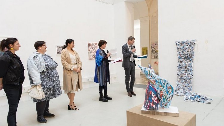 Kunstwerke erstellt aus altem Papier, im Rahmen des Projekts "PAPER ON TOUR"