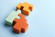 Drei farbige Puzzlesteine, die zusammenpassen